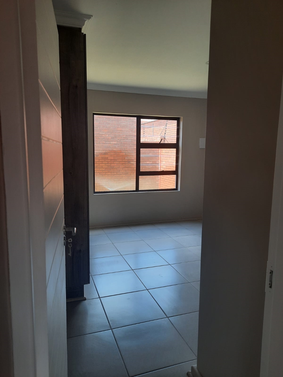 To Let 3 Bedroom Property for Rent in Langenhovenpark Free State